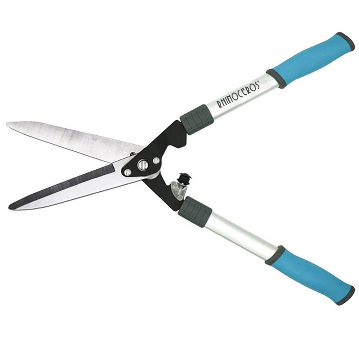 Использование садовых инструментов - ножниц для высоких веток и пил для высок...