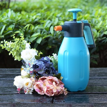 Увлажнение моего сада: день с моей надежной лейкой